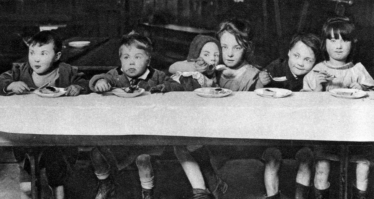 East End-barn matas av en välgörenhetsorganisation, London, 1926-1927 av Unbekannt