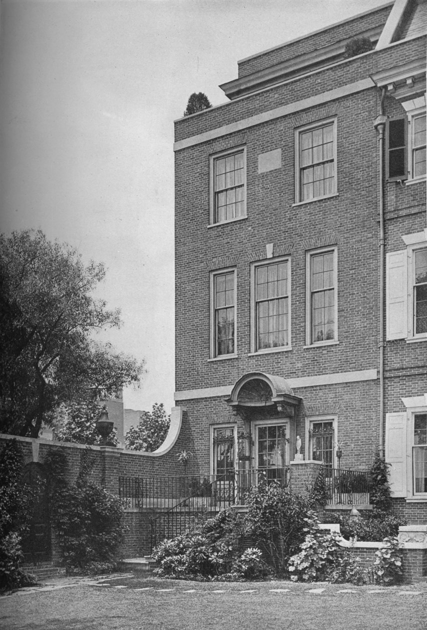 Östfront med terrass och trädgårdsport, fru WK Vanderbilts hus, New York City, 1924 av Unbekannt
