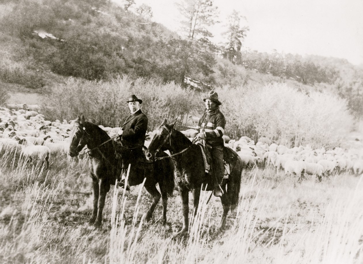 Edd Ladd, fullblodsapacheindian, från Jicarillareservatet, New Mexico, med den indiske kommissionären Cato Sells, till häst 1920 (foto) av Unbekannt