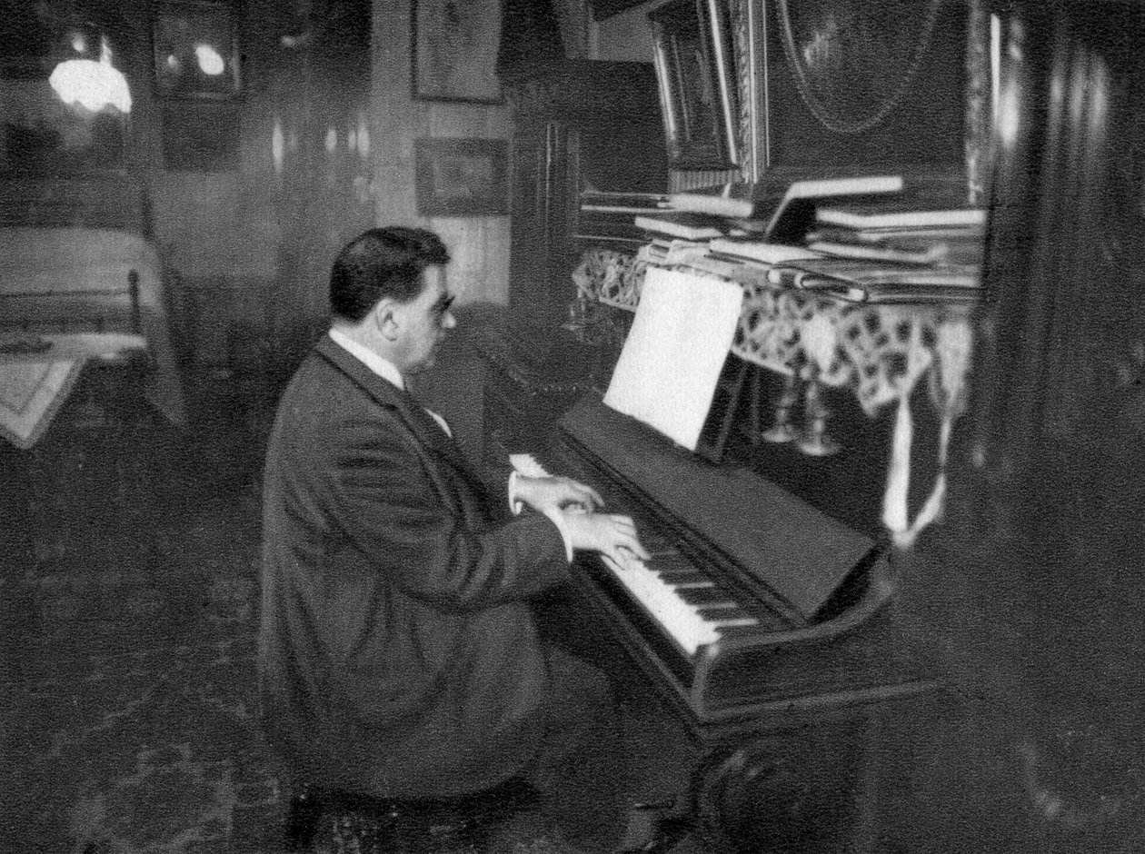 Edouard Herriot, fransk radikal politiker, spelar piano, 1925 av Unbekannt