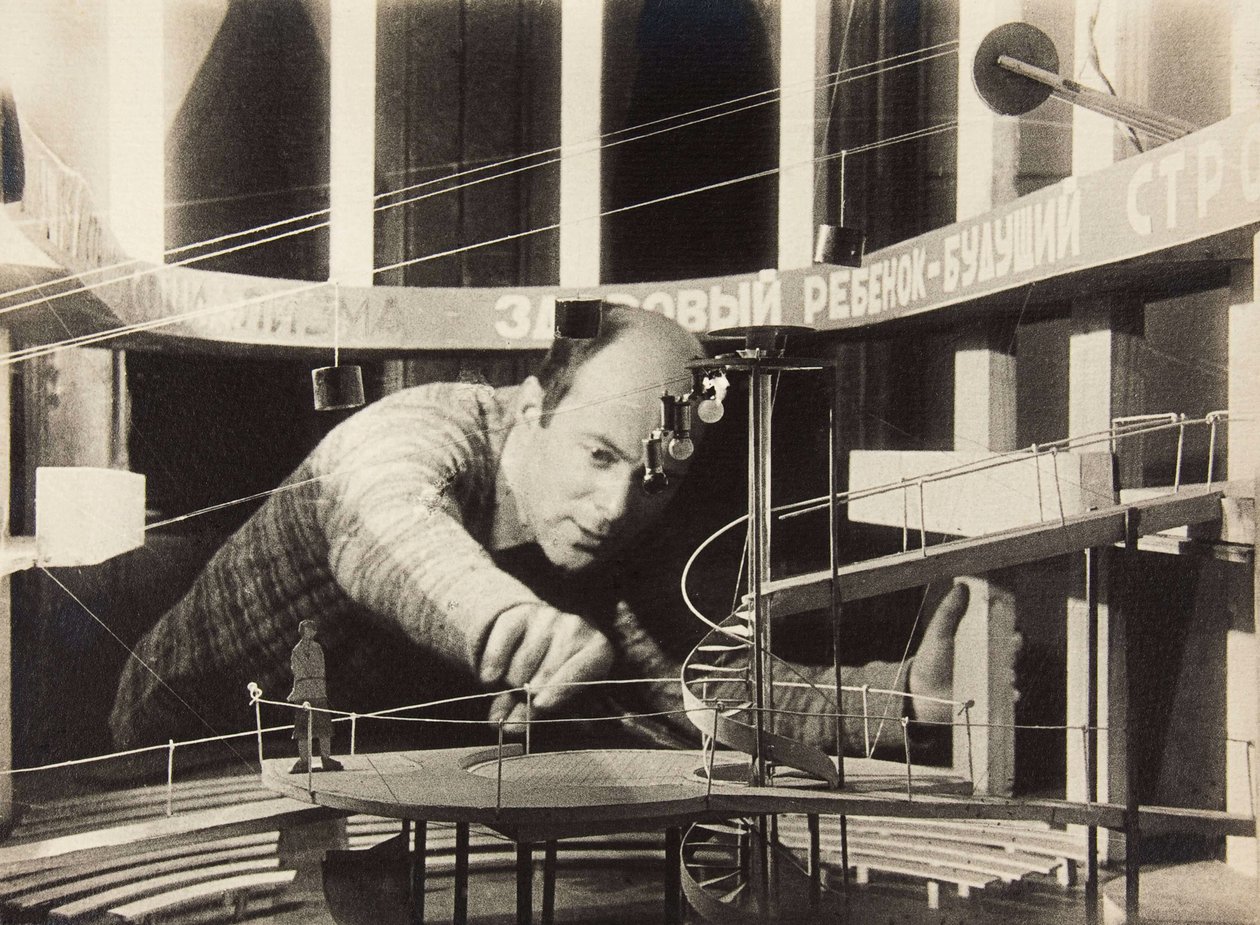 El Lissitzky arbetar med scenografi, Meyerhold Theatre, 1929. av Unbekannt