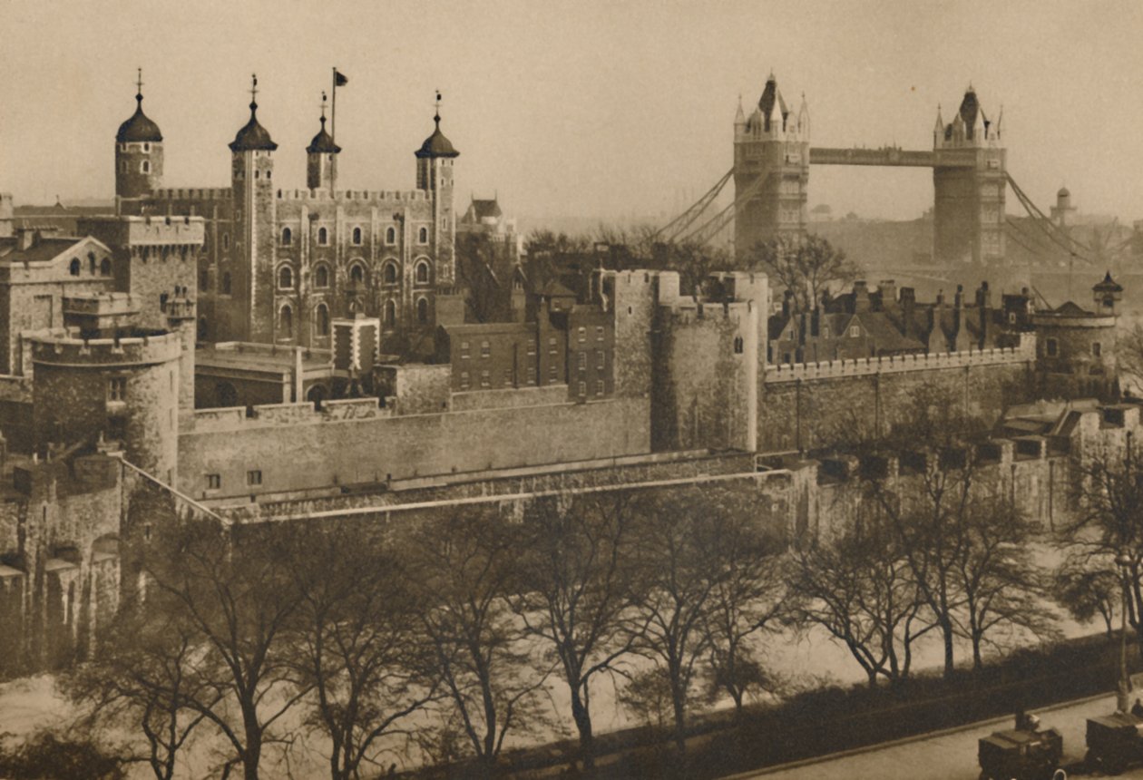 Slaggade vallar i Tower of London sett på våning från Tower Hills höga varuhus av Unbekannt