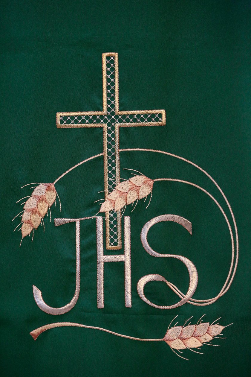 Broderi i Maria SS, Assunta kyrka: Jesus Kristus christogram eller monogram, Galatone, Italien av Unbekannt