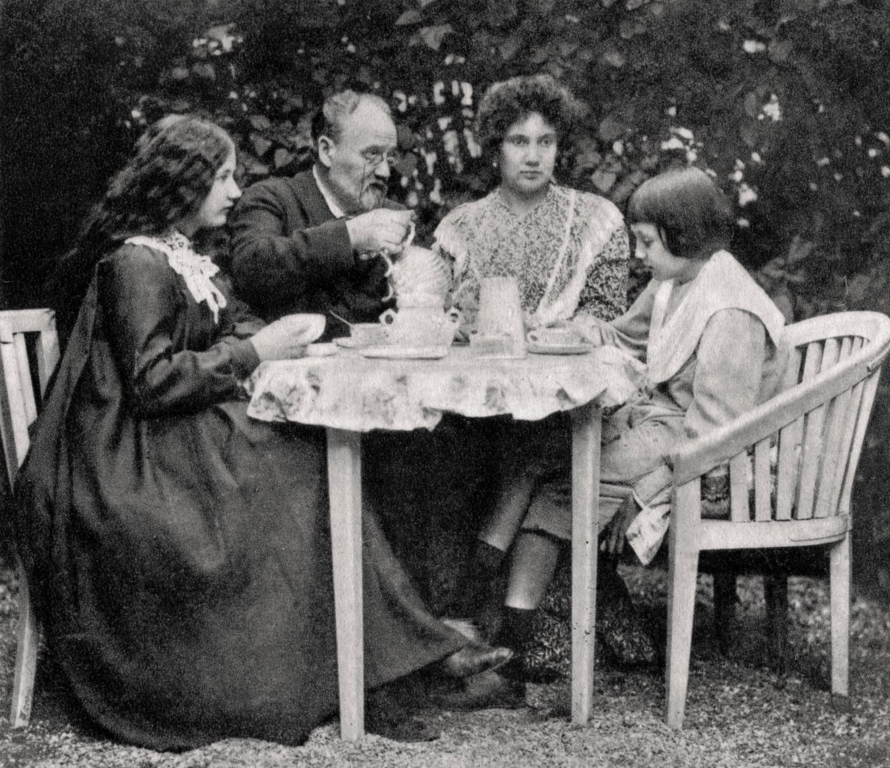 Emile Zola, fransk romanförfattare, med sin familj, 1899 av Unbekannt