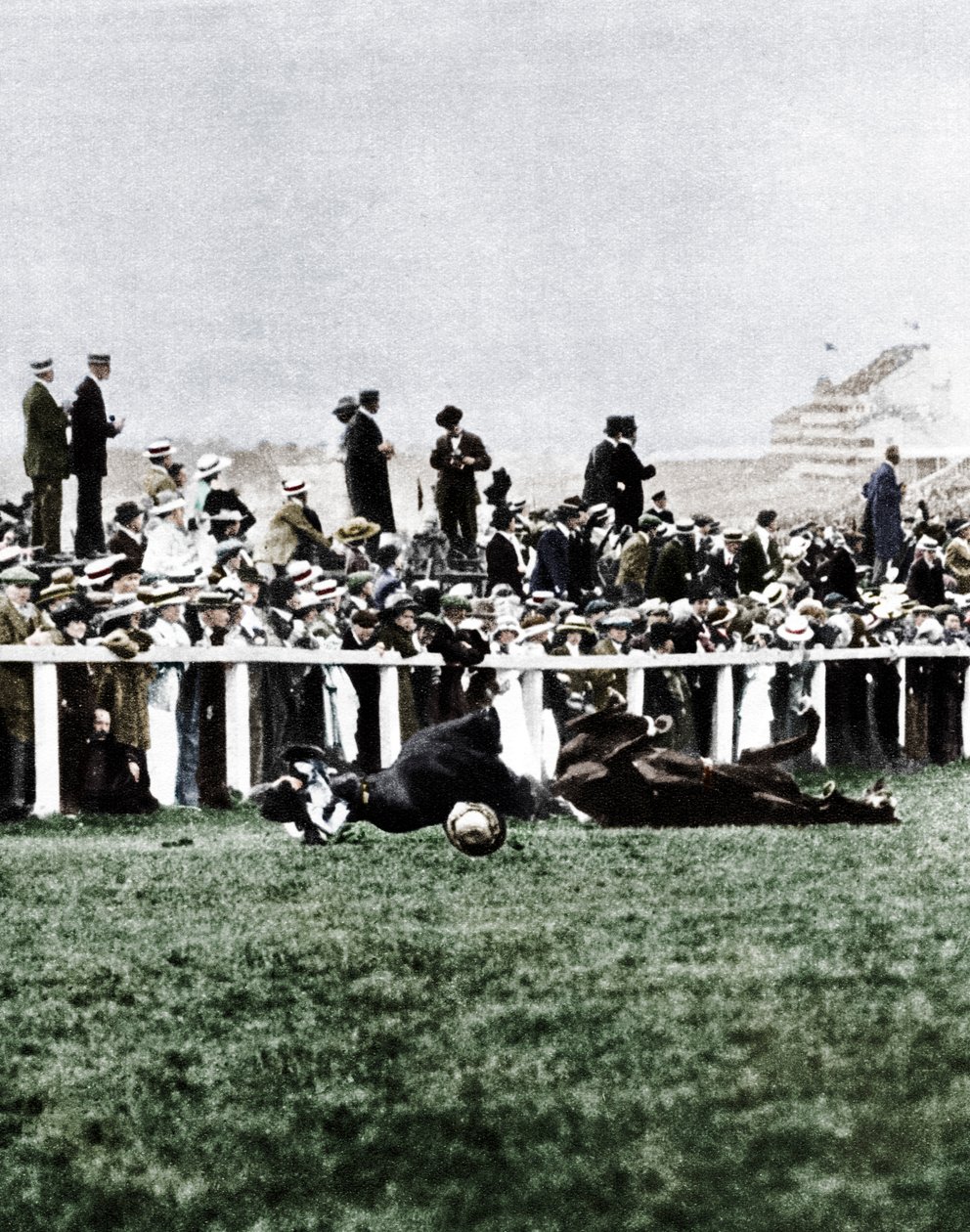 Emily Davison kastar sig framför Kings häst under Derbyt, Epsom, Surrey, 1913 av Unbekannt