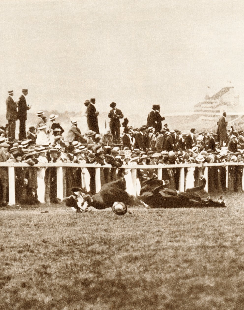 Emily Davison kastar sig framför Kings häst under Derbyt, Epsom, Surrey, 1913 av Unbekannt