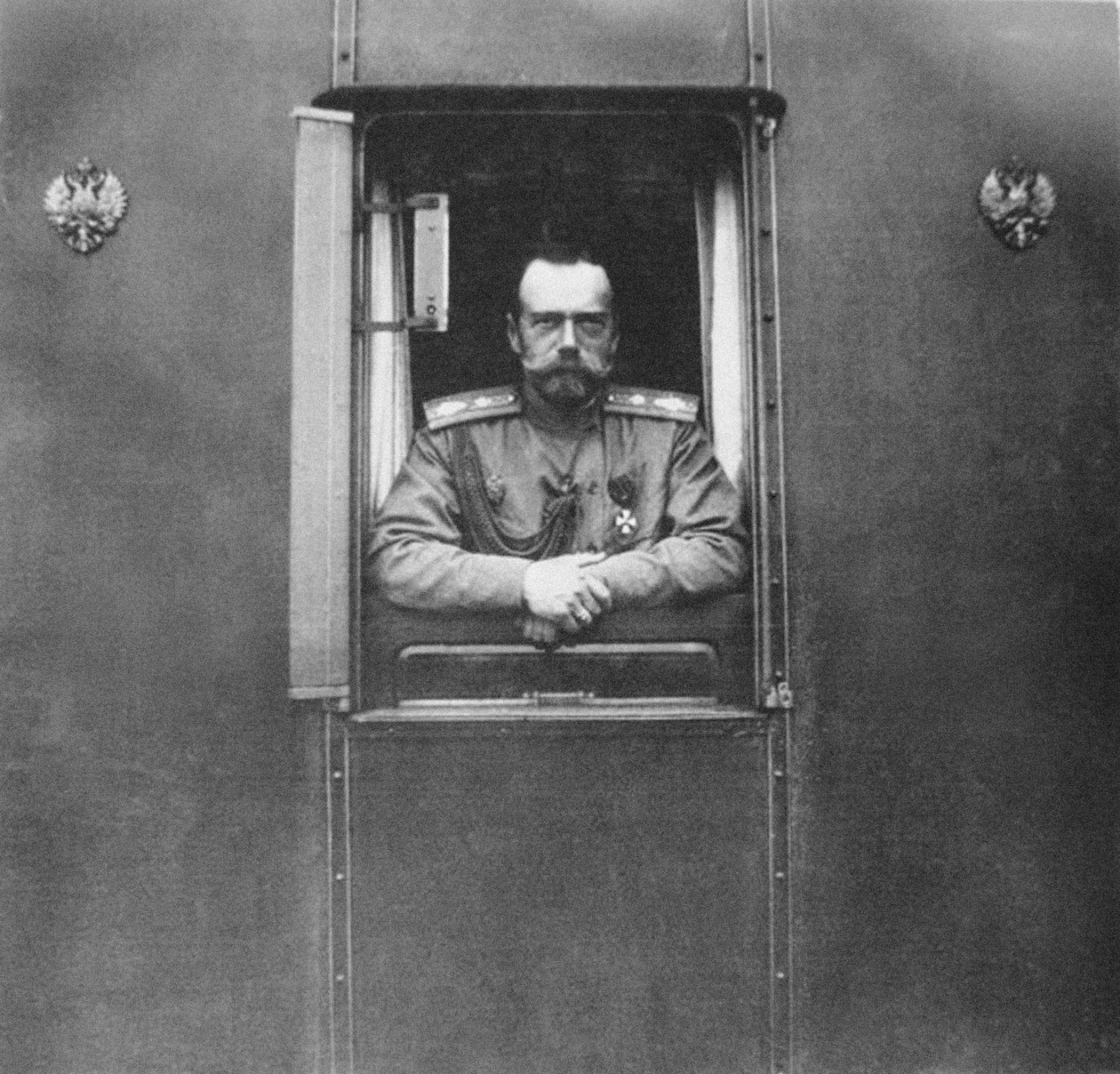 Kejsar Nicholas II vid fönstret i den egna järnvägsvagnen, 1917 av Unbekannt