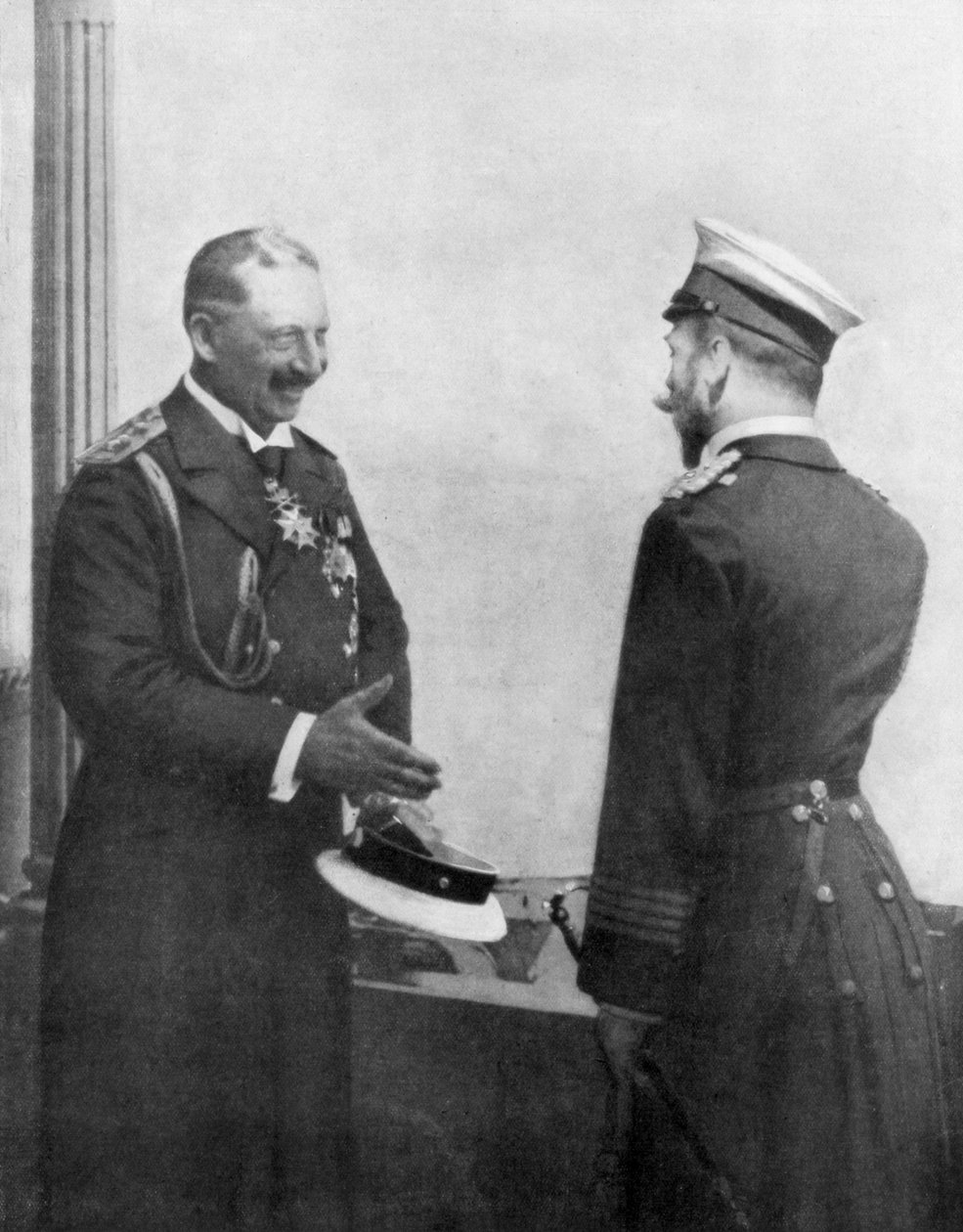 Kejsar Welhelm II av Tyskland hälsar tsar Nicholas II av Ryssland före första världskriget av Unbekannt