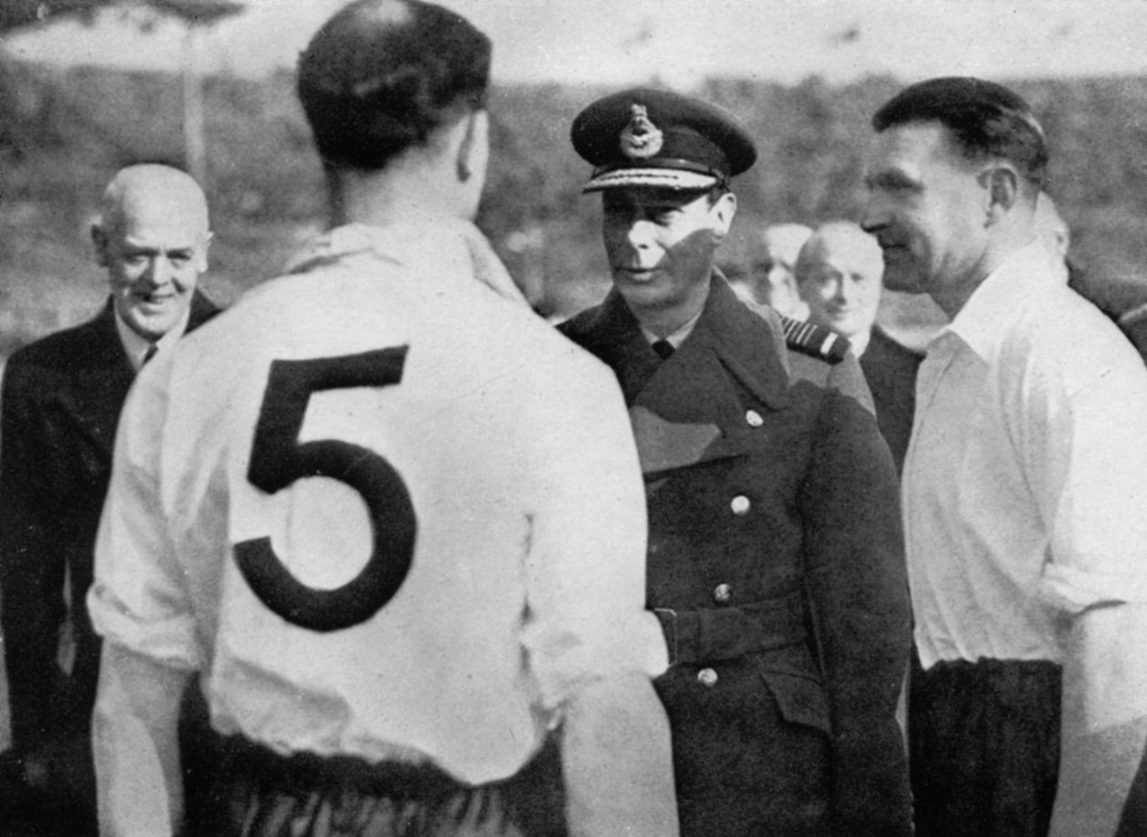 Den engelske fotbollsspelaren Eddie Hapgood möter kung George VI, c1937-c1944 av Unbekannt