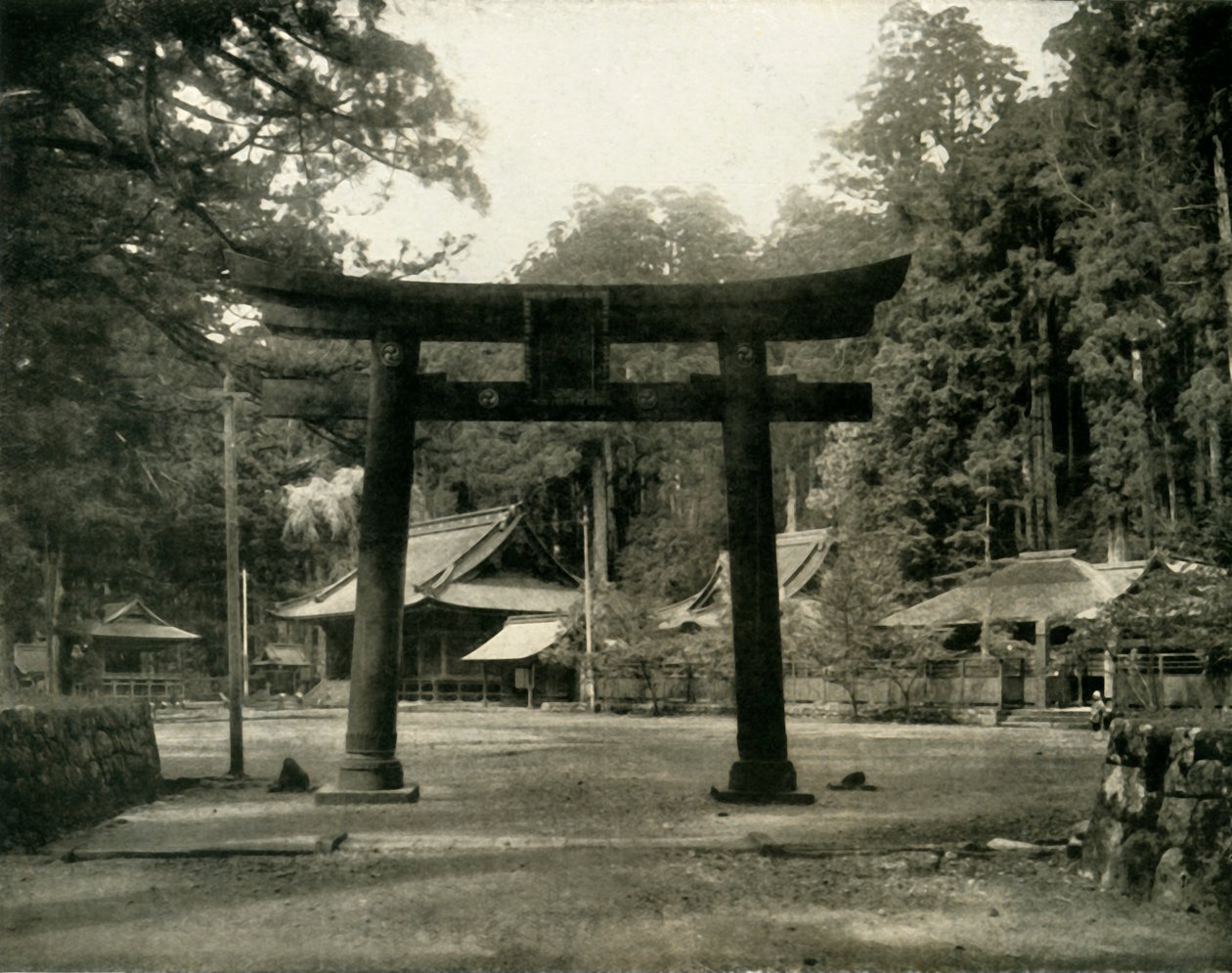 Ingång till ett Shinto-tempel i Nikko-distriktet i Japan, 1936. av Unbekannt