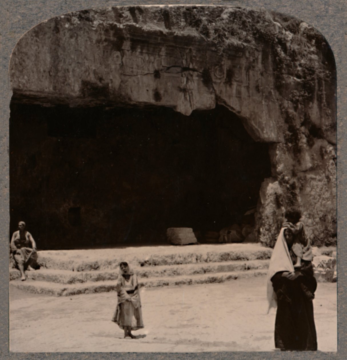 Ingången till domarnas gravar, c1900 av Unbekannt