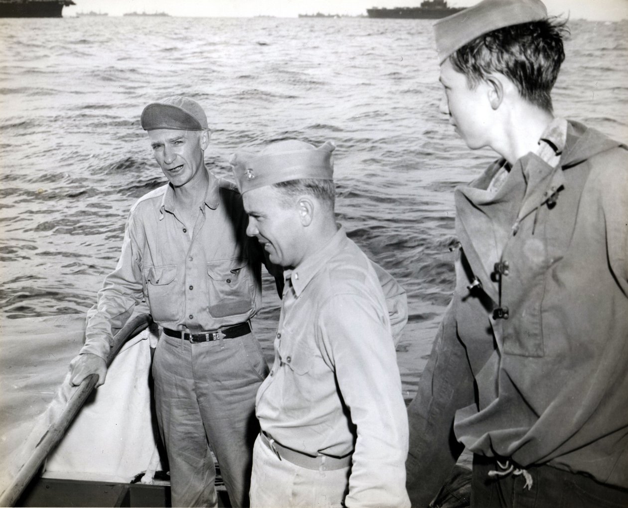 Ernie Pyle besöker USS Hornet av Unbekannt