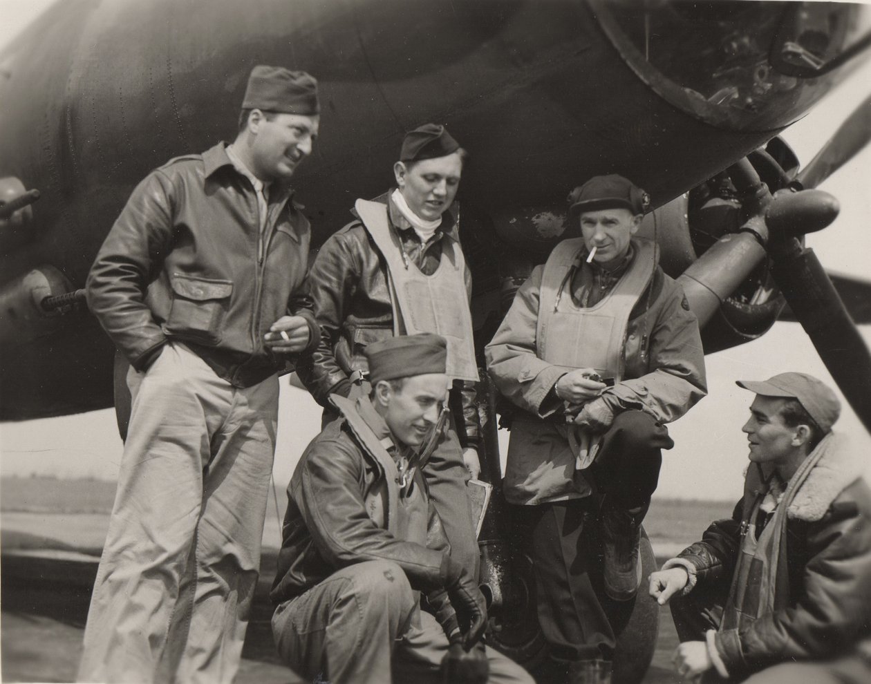 Ernie Pyle med ett bombplansbesättning av Unbekannt