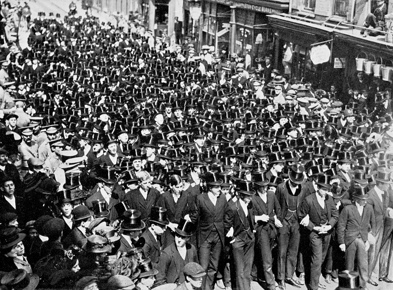 Eton Boys lyssnar på läsningen av proklamationen på Windsor Bridge, Berkshire, 1910 av Unbekannt