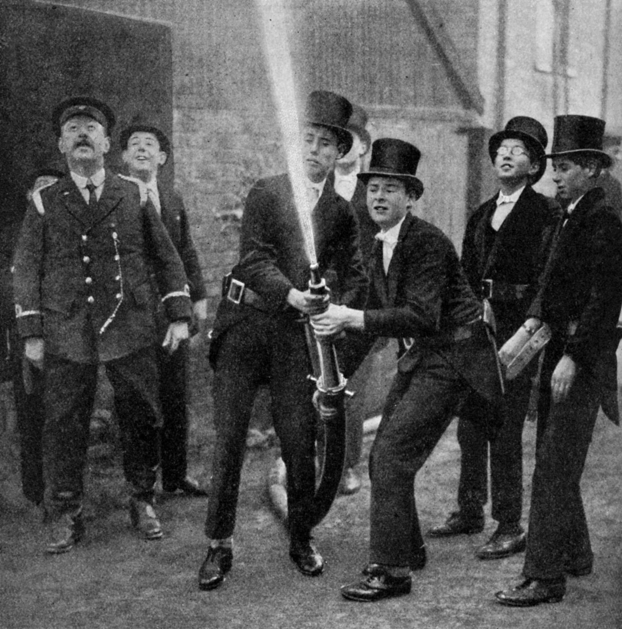 Etons amatörbrandmän som övar en slangövning, Berkshire, c1922 av Unbekannt