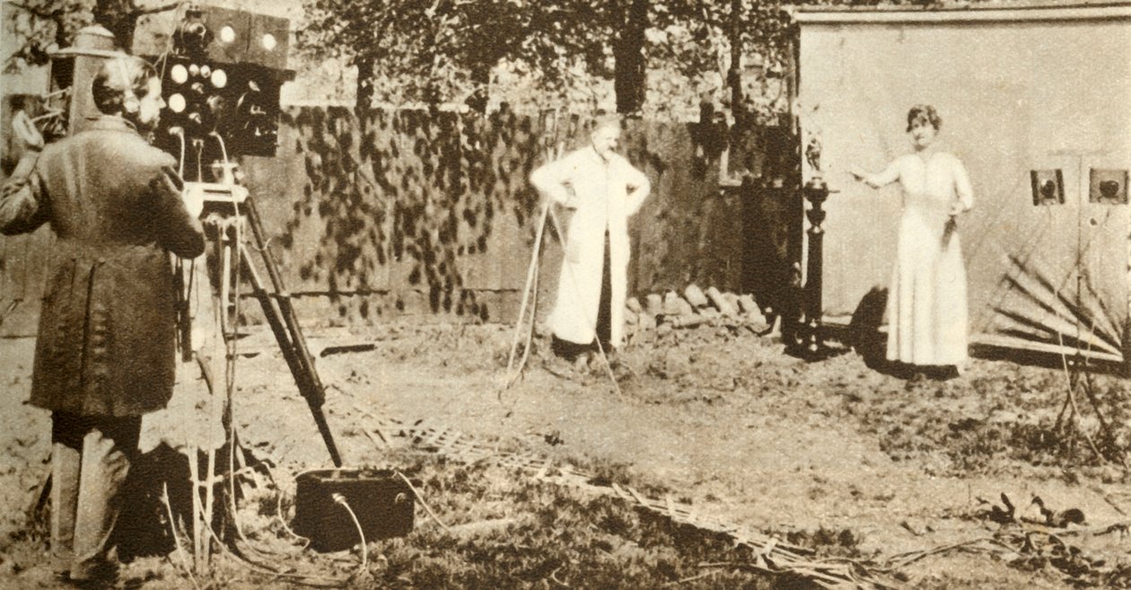 Eugene Lauste spelar in den första kombinerade rörliga bilden och ljudet, c1905, 1935. av Unbekannt