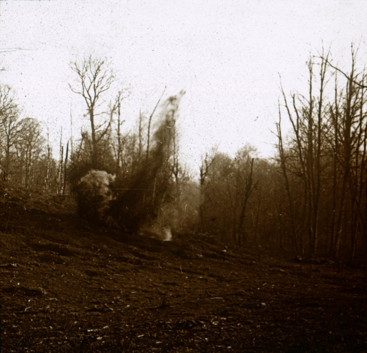 Explosion av granat avfyrad av en stridsvagn, c1914-c1918 av Unbekannt