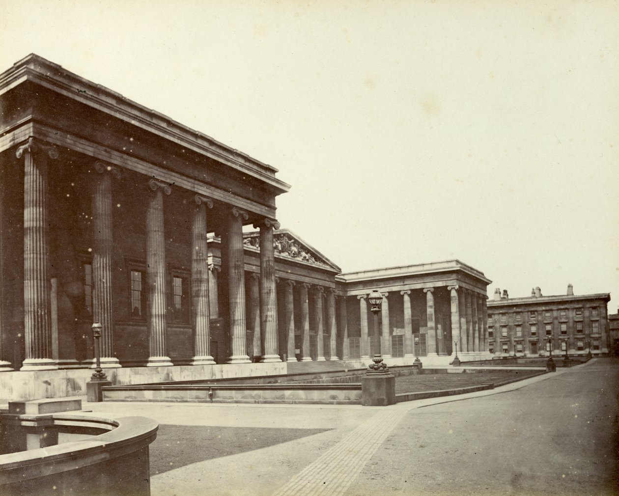 Exteriör av British Museum, Great Russell Street, London, 1887 av Unbekannt