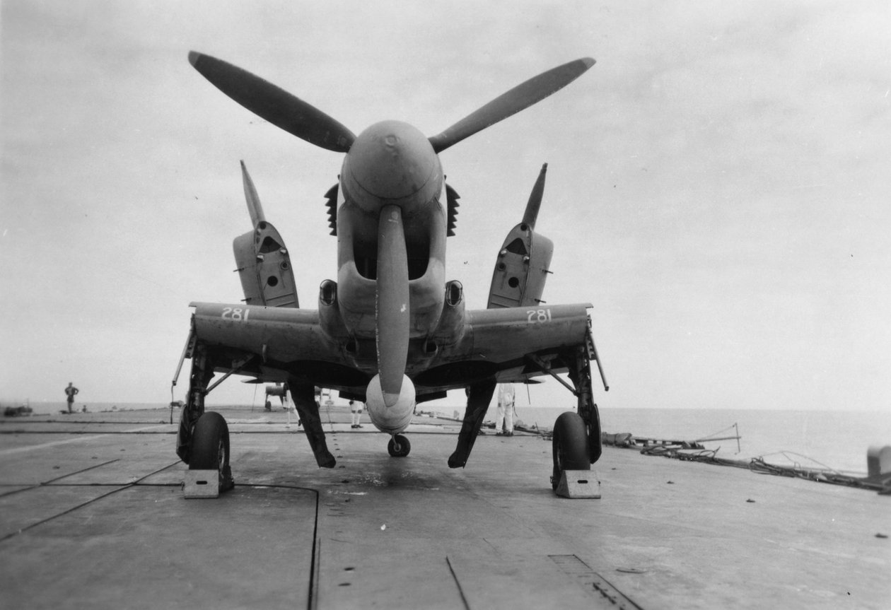 Fairey Firefly-flygplan redo att transporteras till hangarliften, HMS Venerable, 1945 av Unbekannt