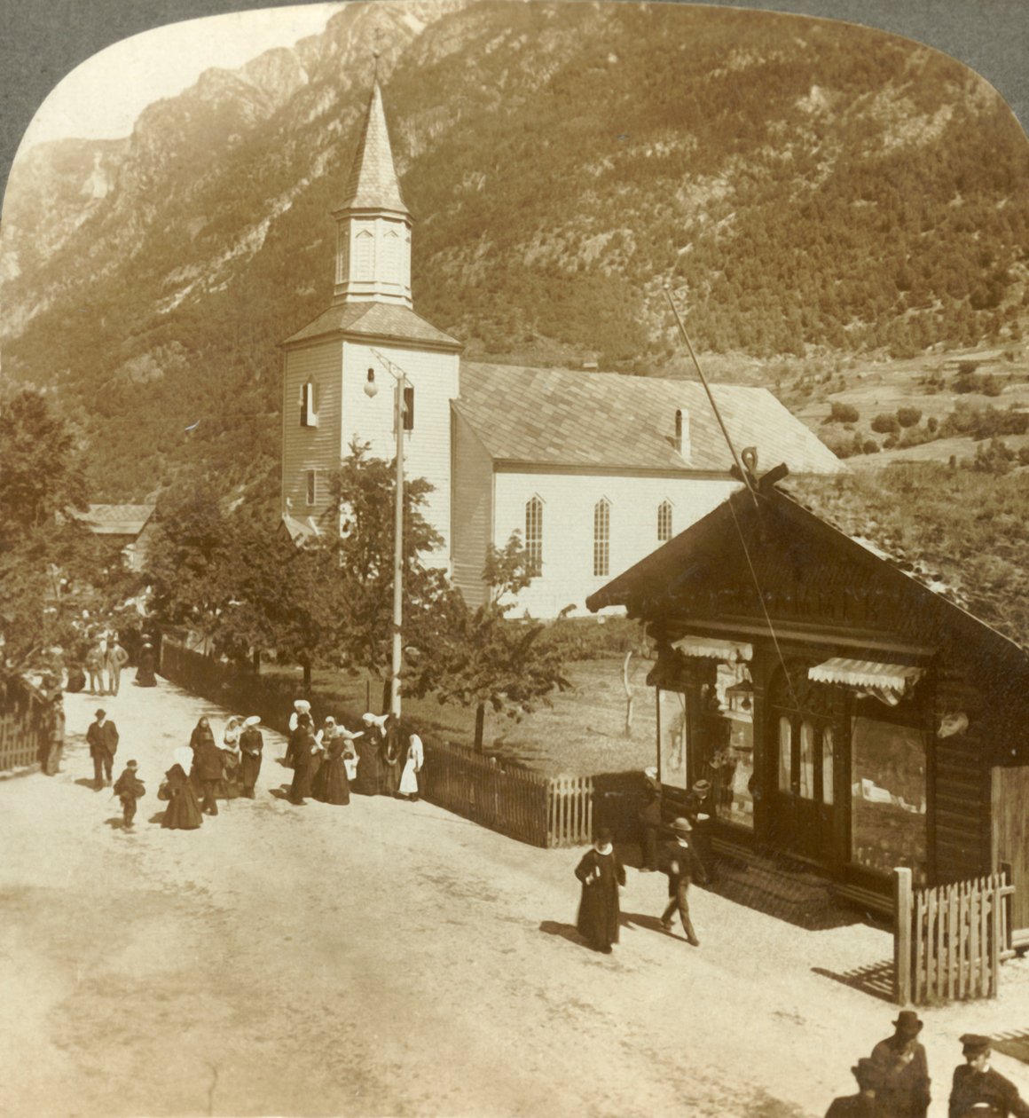 Familjer och grannar en sommarsöndag morgon i bykyrkan, Odde, Norge, c1905. av Unbekannt