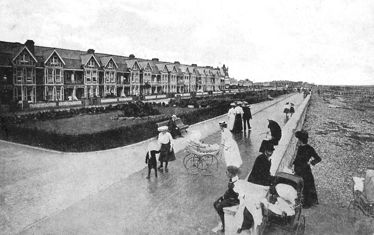 Familjer som går på New Parade, East Worthing, West Sussex, c1900-c1920s av Unbekannt