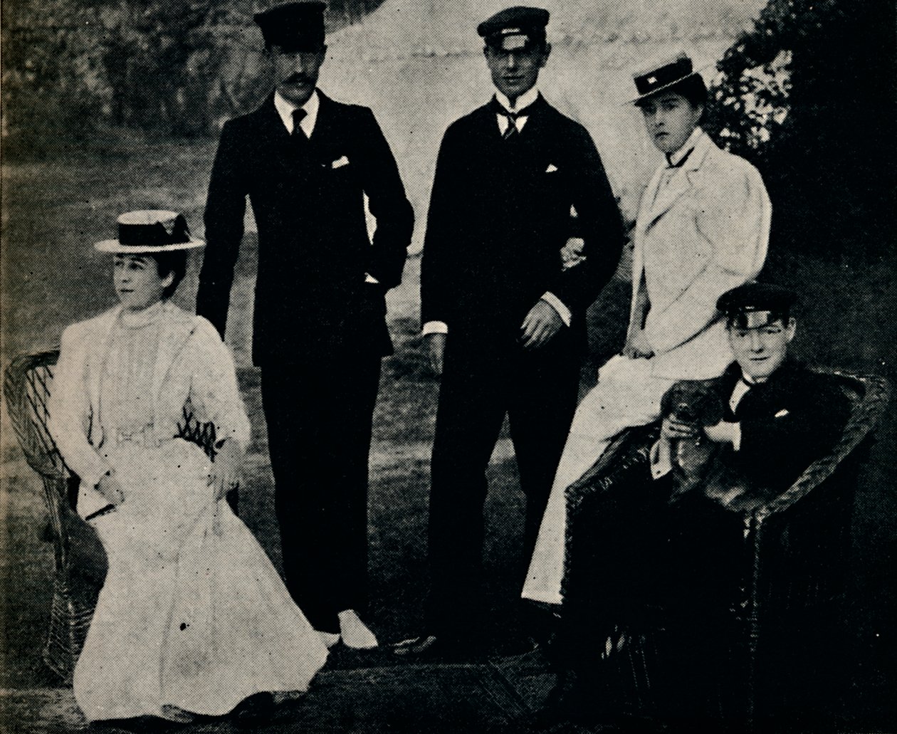 Familjegrupp i Cowes, tidigt 1890-tal, 1945. av Unbekannt