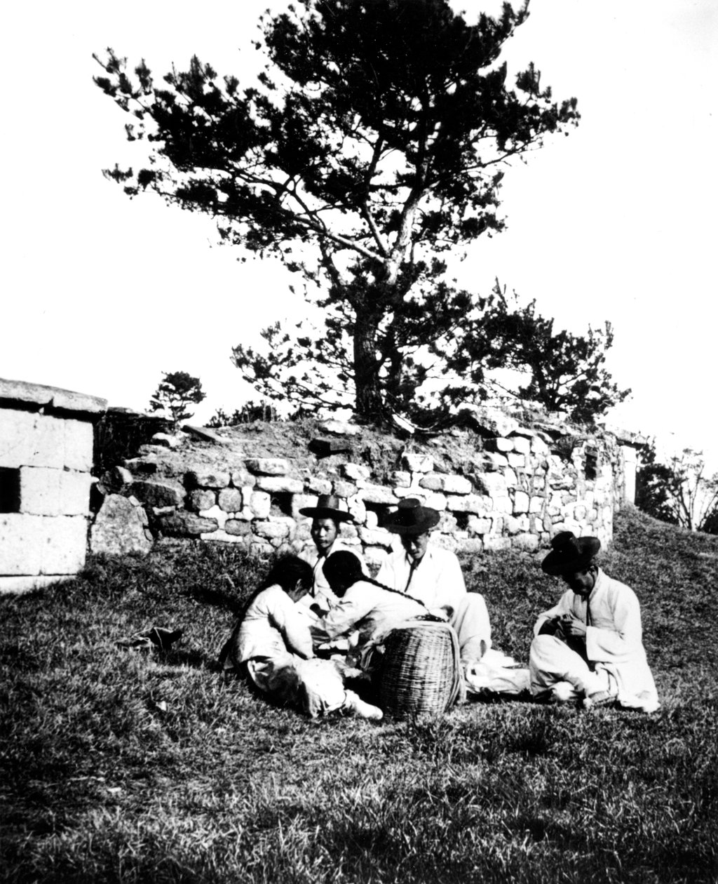 Familj njuter av en picknick, Korea, 1900 av Unbekannt