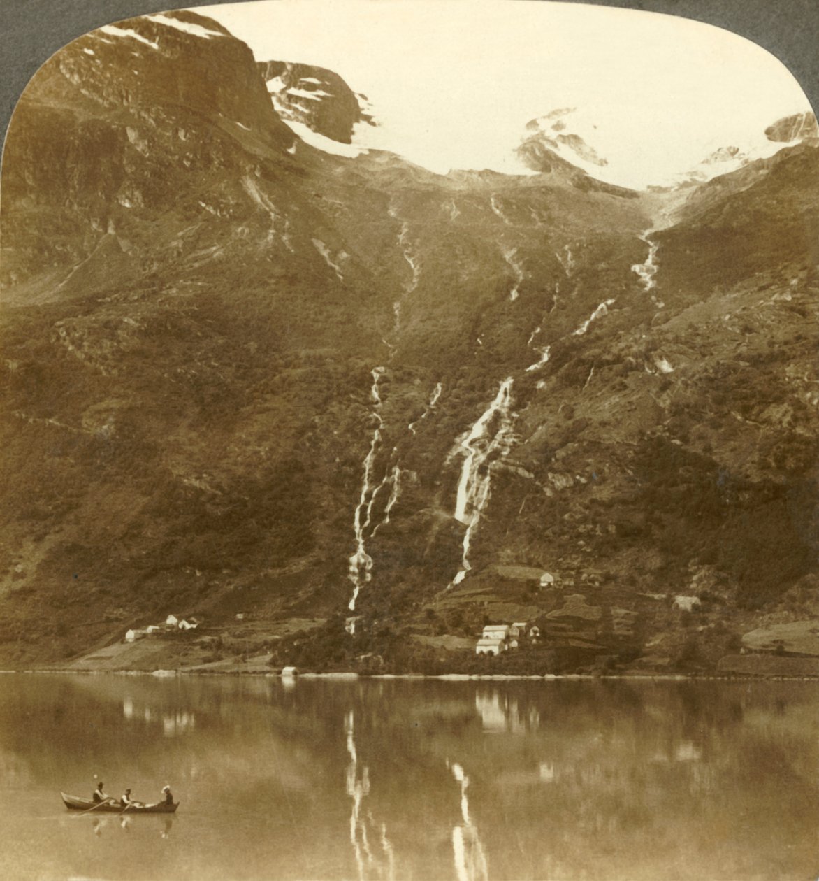 Yri bondgårdar inbäddade vid bergsbasen - Yri faller på glaciären, Norge, c1905. av Unbekannt
