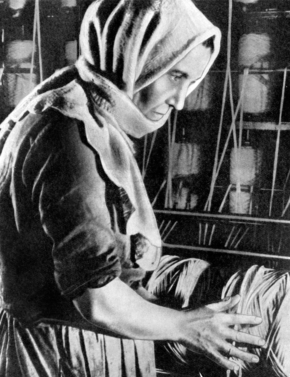 Kvinnlig fabriksarbetare, Moskva, 1936 av Unbekannt