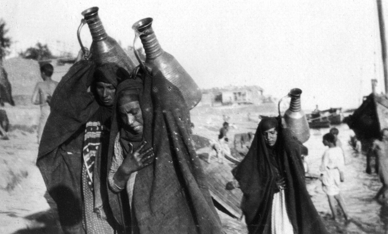 Kvinnliga vattenbärare, Amarah, Irak, 1917-1919 av Unbekannt