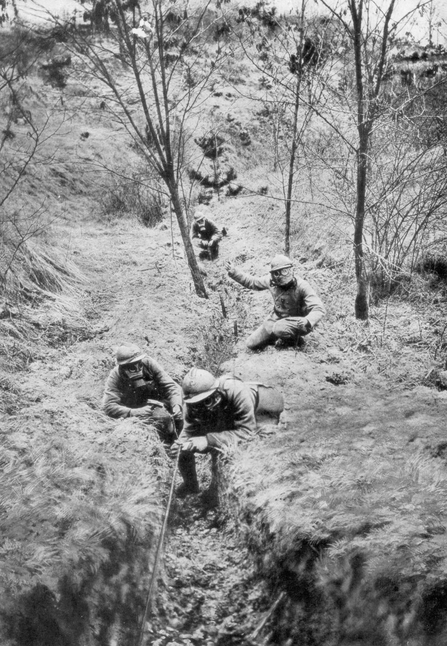 Franska sappers i gasmasker lägger om telefonlinjer efter ett bombardement, 1918 av Unbekannt