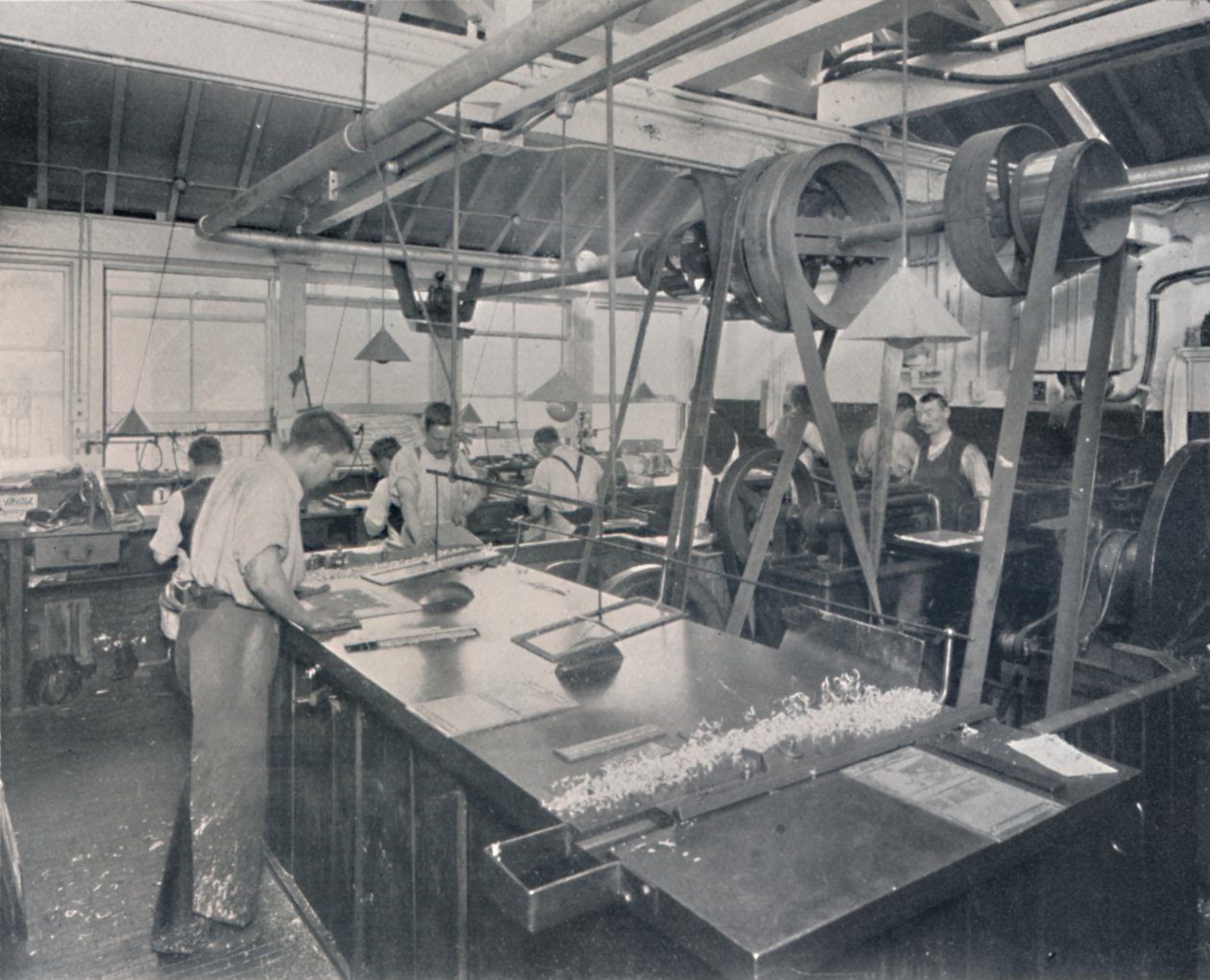 Slutlig verksamhet i gjuteriet. Trimma plåtarna och efterbehandling, 1917 av Unbekannt