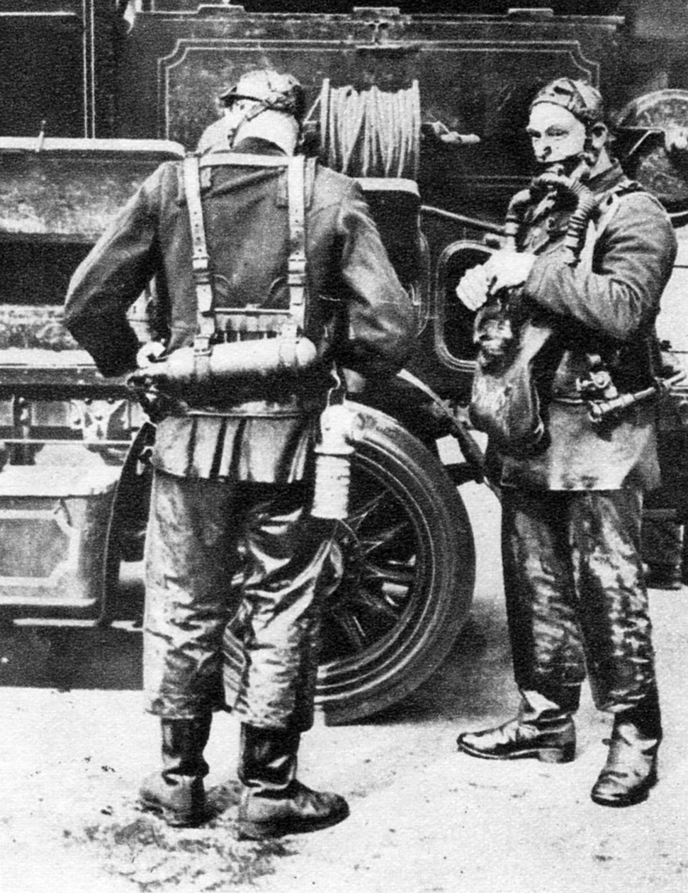 Brandmän som tar på sig rökhjälmar, Farringdon Street gummiverk, London, 1926-1927 av Unbekannt