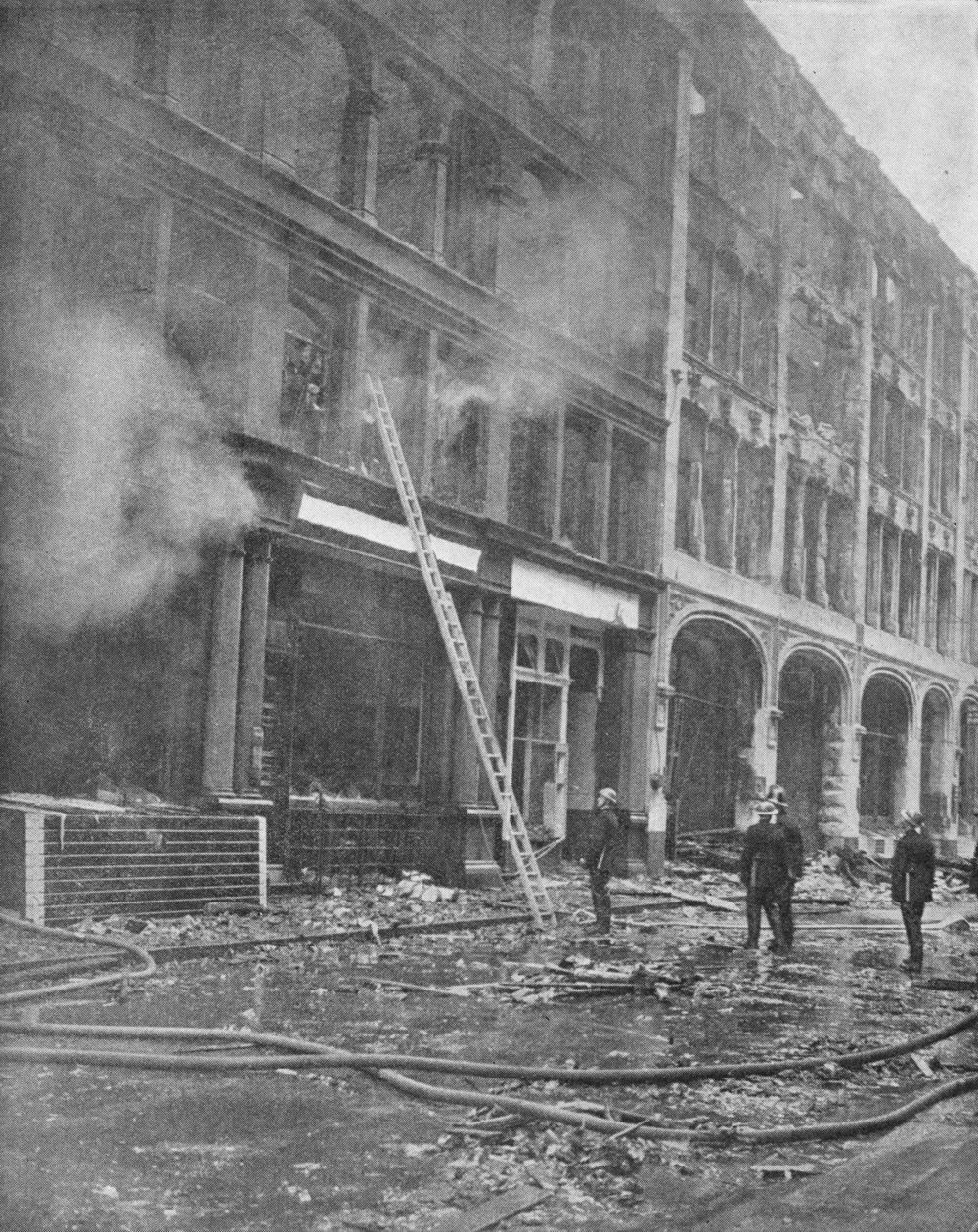 Brandmän tacklar stadens brand, 1940, 1940 av Unbekannt