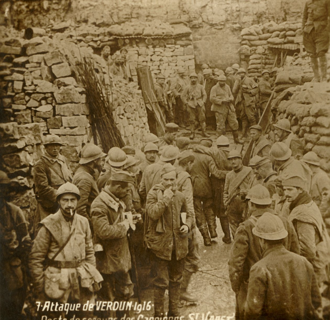 Första hjälpen post i stenbrottet, Saint-Vaast, attack av Verdun, norra Frankrike, 1916 av Unbekannt