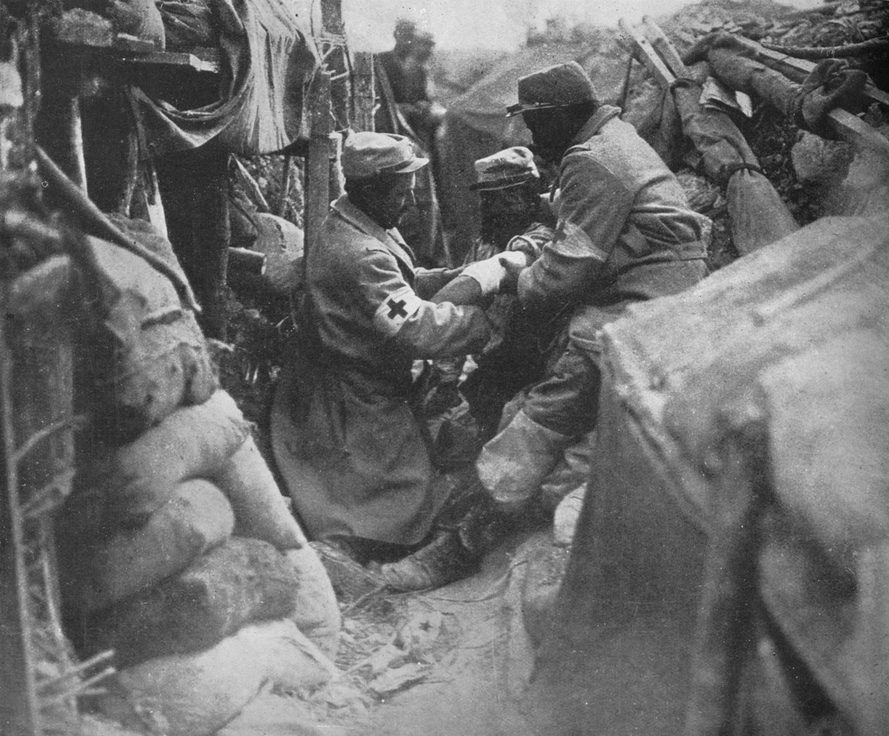 Första hjälpen till en skadad man i ett av de franska skyttegravarna, 1915 av Unbekannt
