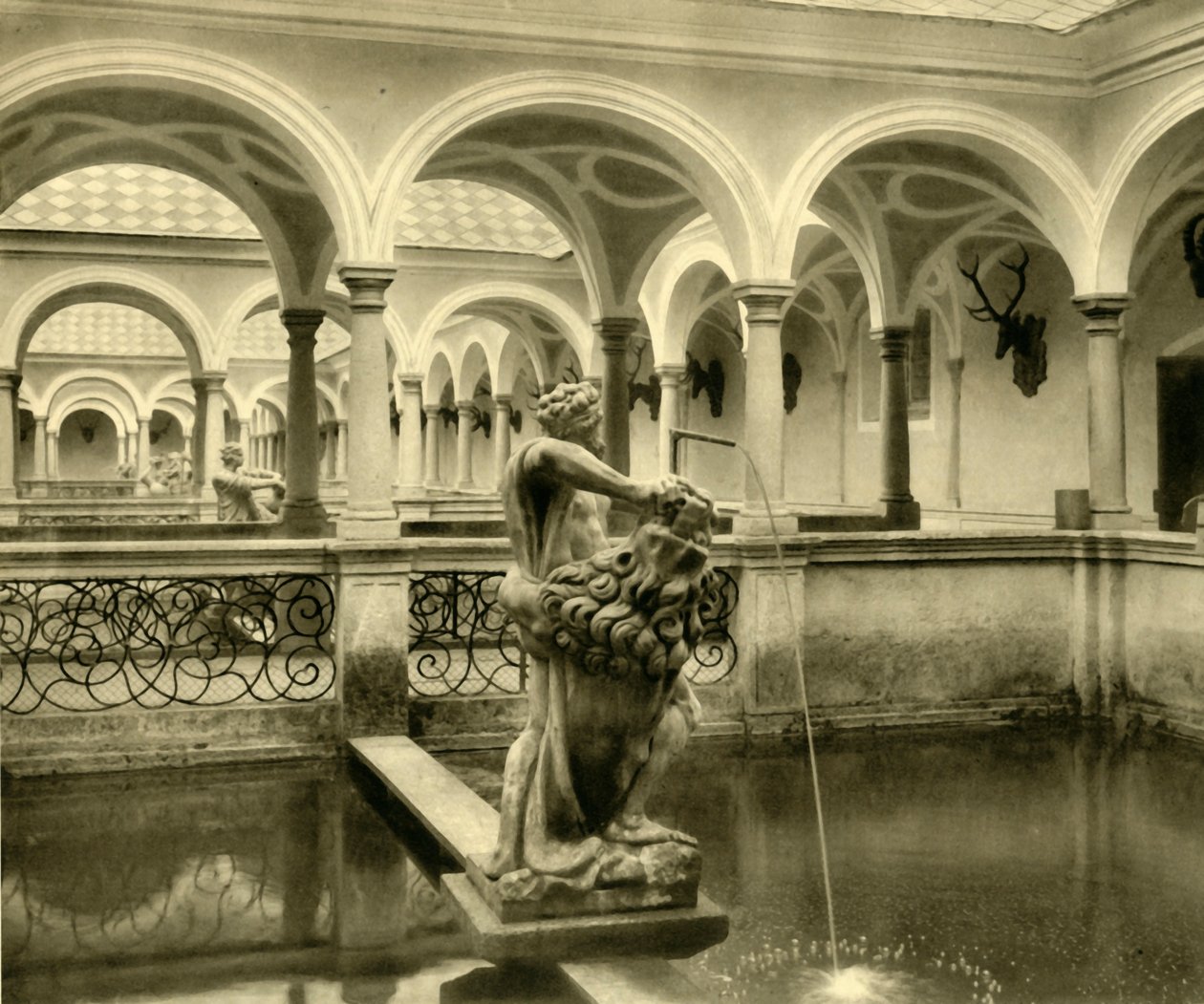 Fisktankskulpturer, Kremsmünster Abbey, Oberösterreich, c1935. av Unbekannt