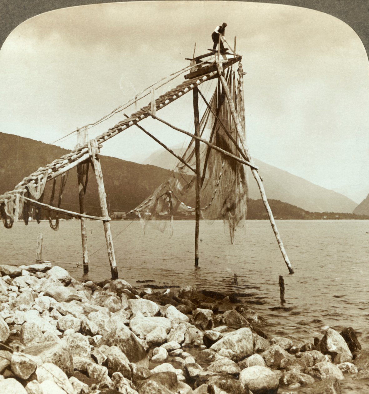 Fiskare som ordnar laxnät vid Balestrand på Sognefjord - Balholm på avstånd, Norge, c1905. av Unbekannt