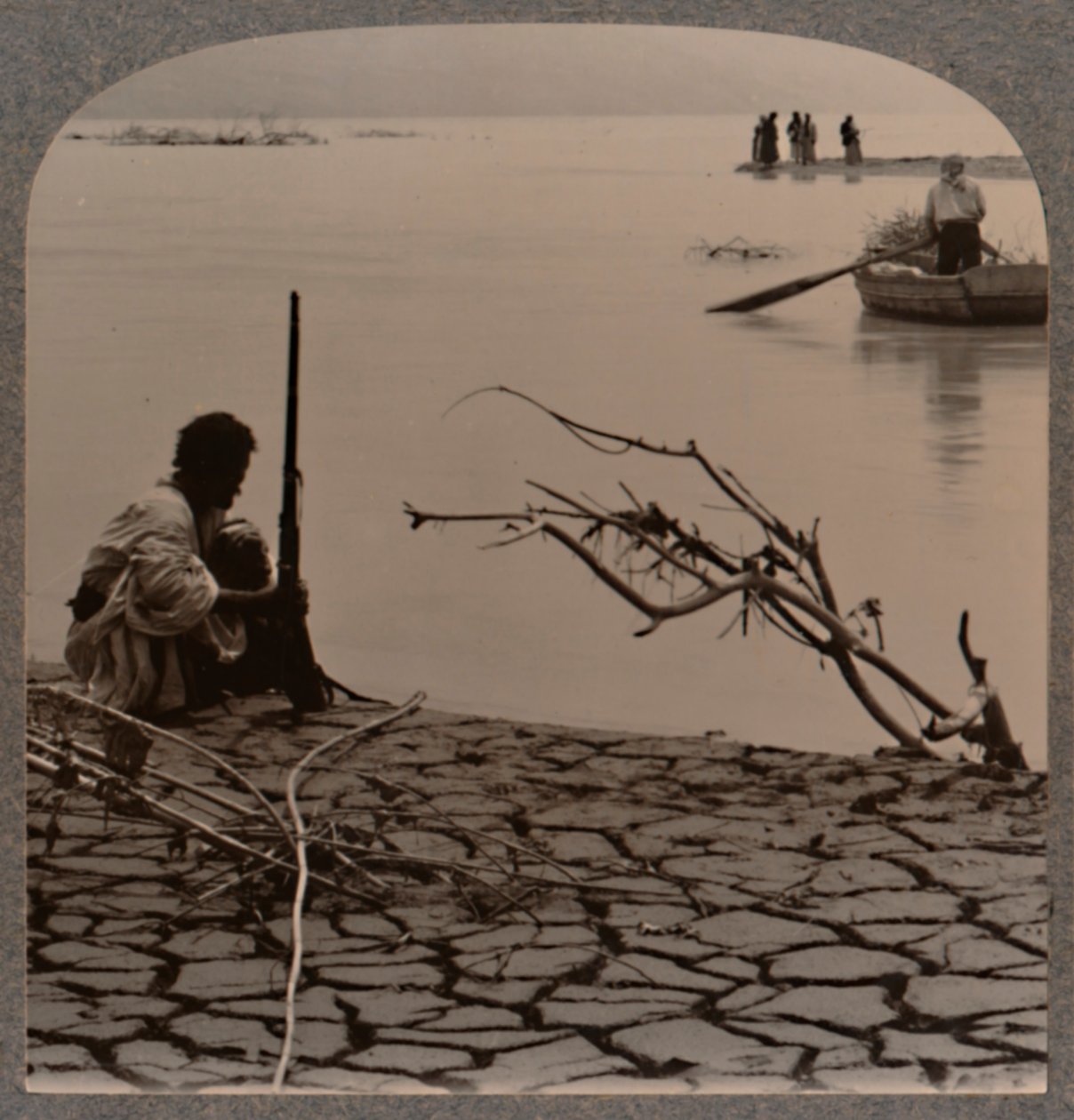 Fiskare vid Döda havet: visar sprickor på stranden, c1900 av Unbekannt