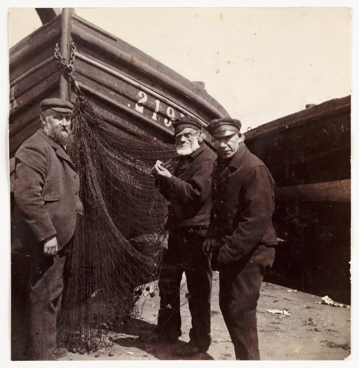Fiskare som står vid ett nät, c 1905 av Unbekannt