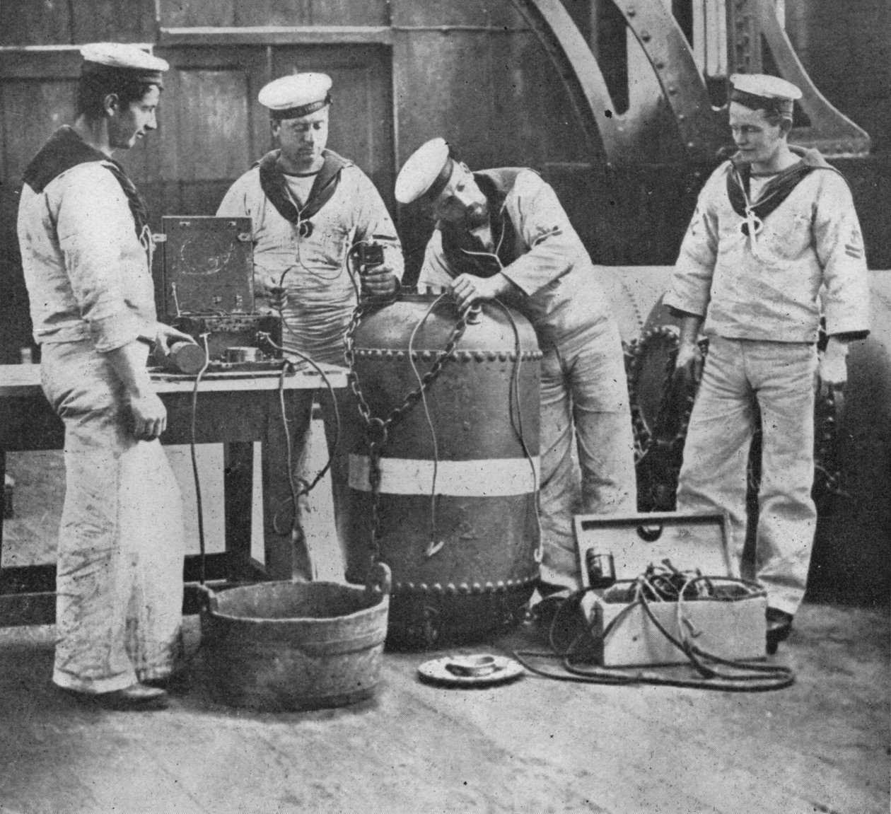 Montering av en elektrisk kontaktgruva, 1914 av Unbekannt