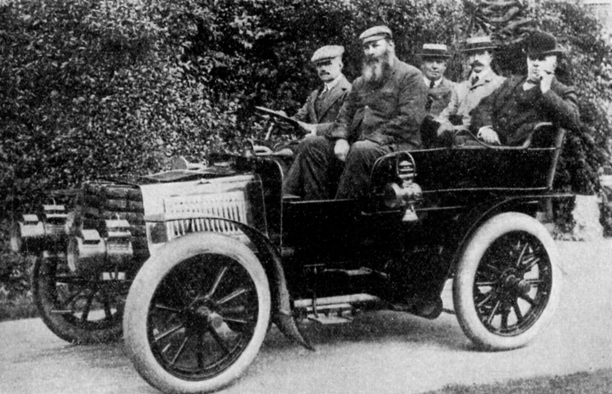 Fem män sitter i en bil, 1902 1935 av Unbekannt