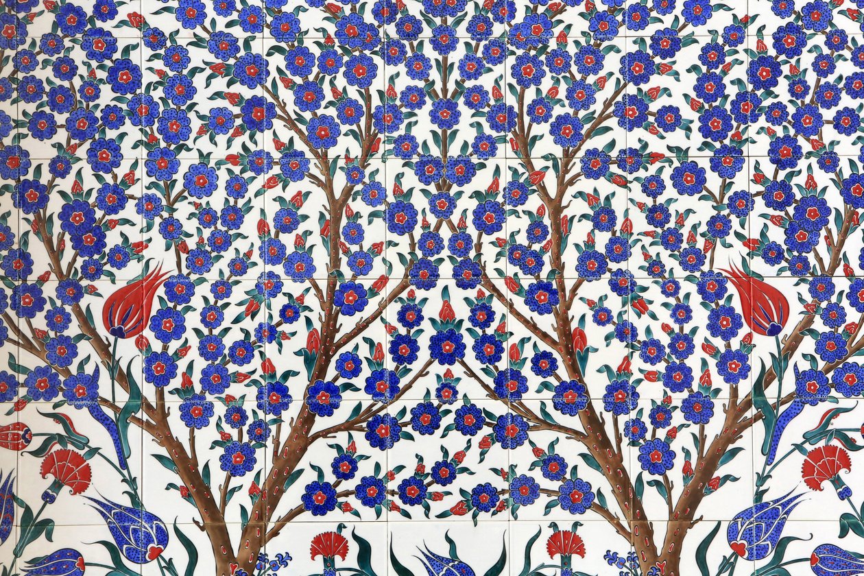 Blommor. En av de 80 Iznikpaneler - mycket dekorerade keramiska plattor som var populära på 1500-talet - som tydligt finns i Istanbuls kejserliga och religiösa byggnader. Sheikh Zayed-moskén. 1995. Emiratet Abu Dhabi av Unbekannt