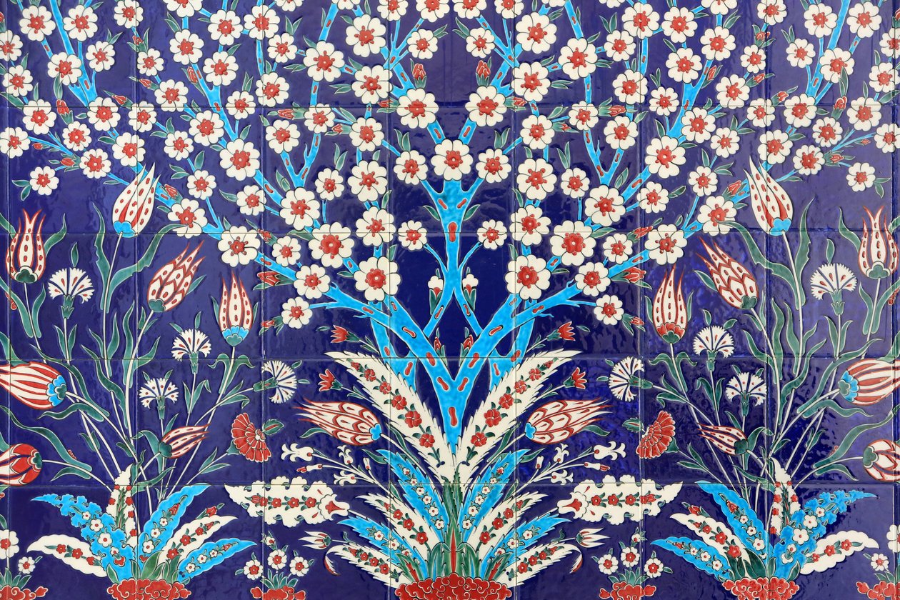 Blommor. En av de 80 Iznikpanelerna - mycket dekorerade keramiska plattor som var populära på 1500-talet - som tydligt finns i Istanbuls kejserliga och religiösa byggnader. Sheikh Zayed-moskén. 1995. Emiratet Abu Dhabi av Unbekannt
