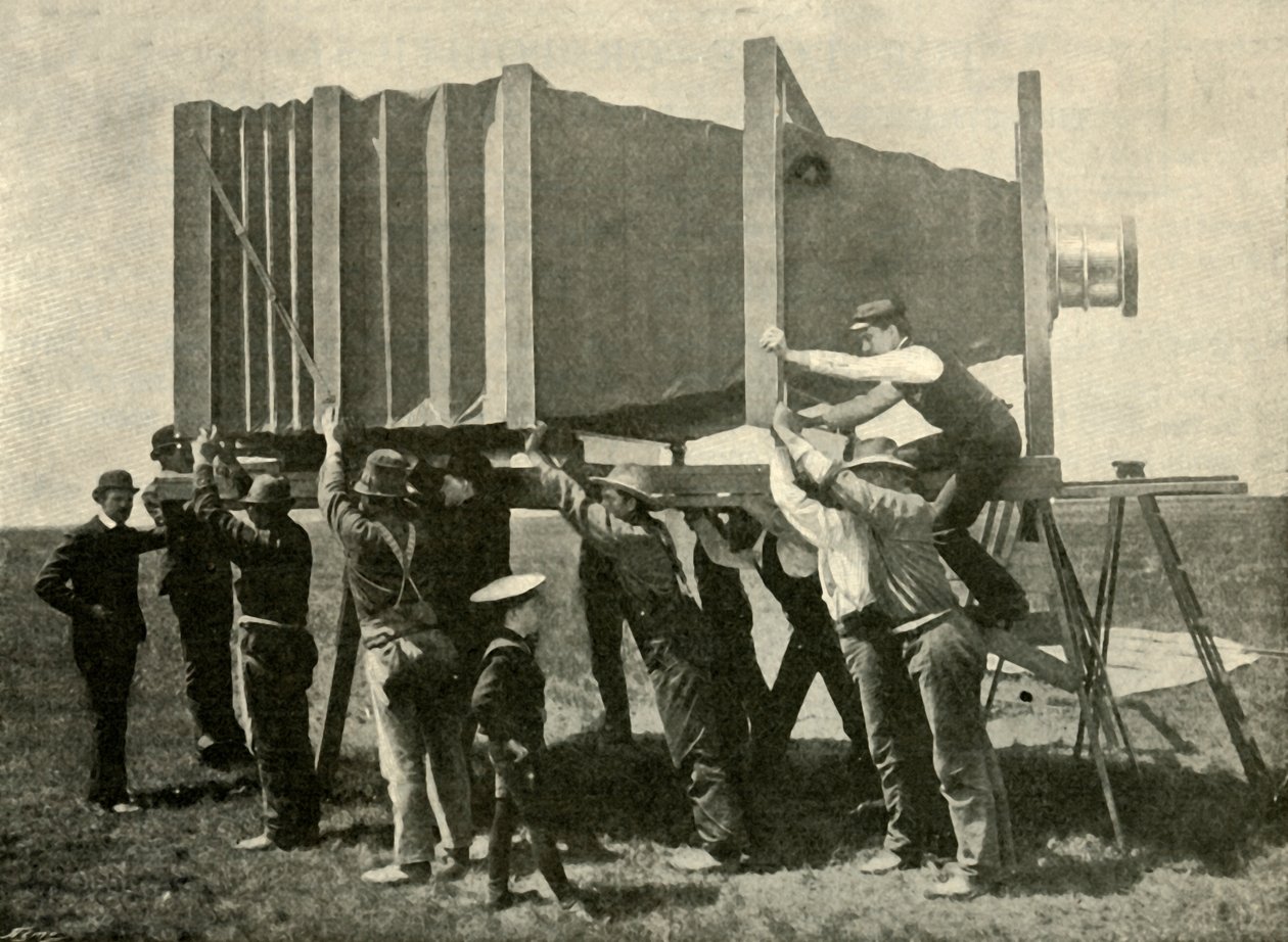 Fokuserar på den gigantiska kameran för jobbet, 1901. av Unbekannt