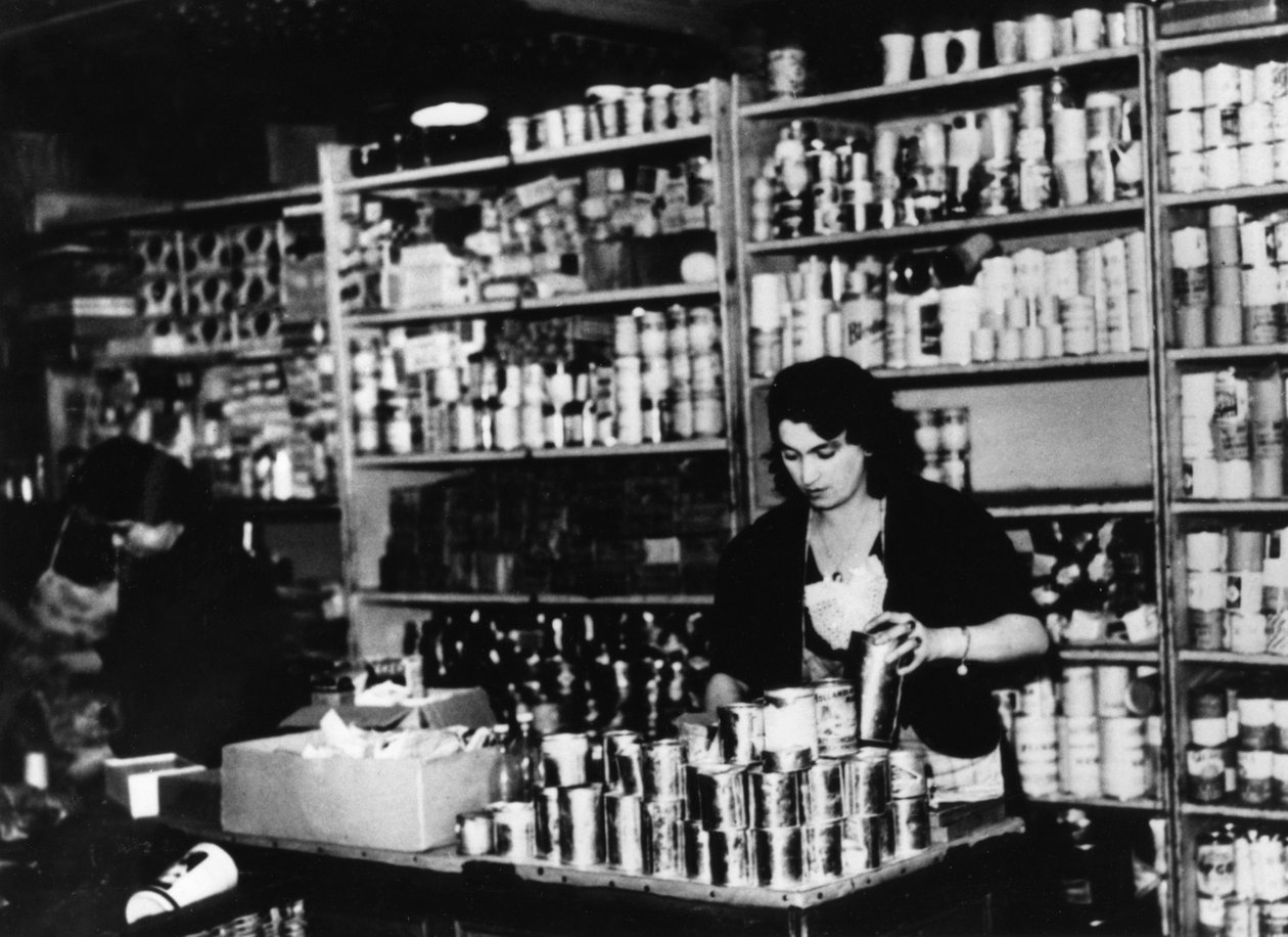 Mataffär i ockuperade Paris, c1941 av Unbekannt