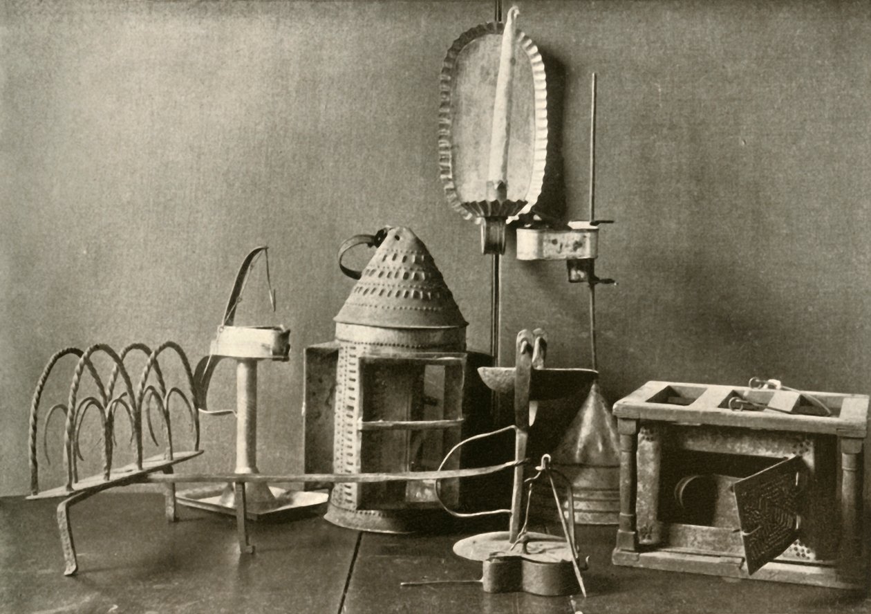 Fotvärmare, oljelampor, ljuslampa, plåtlykta och brödrost, c1700-talet, 1937. av Unbekannt