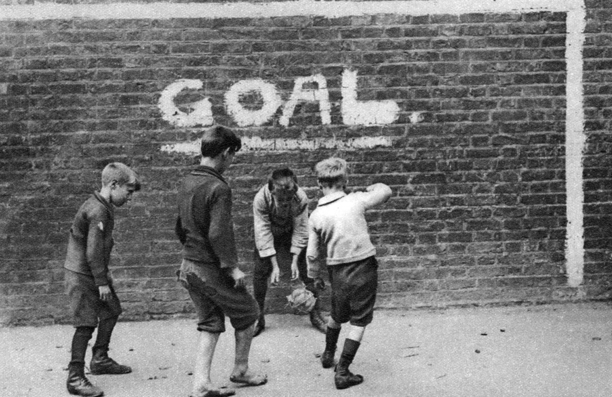 Fotboll i East End, London, 1926-1927 av Unbekannt