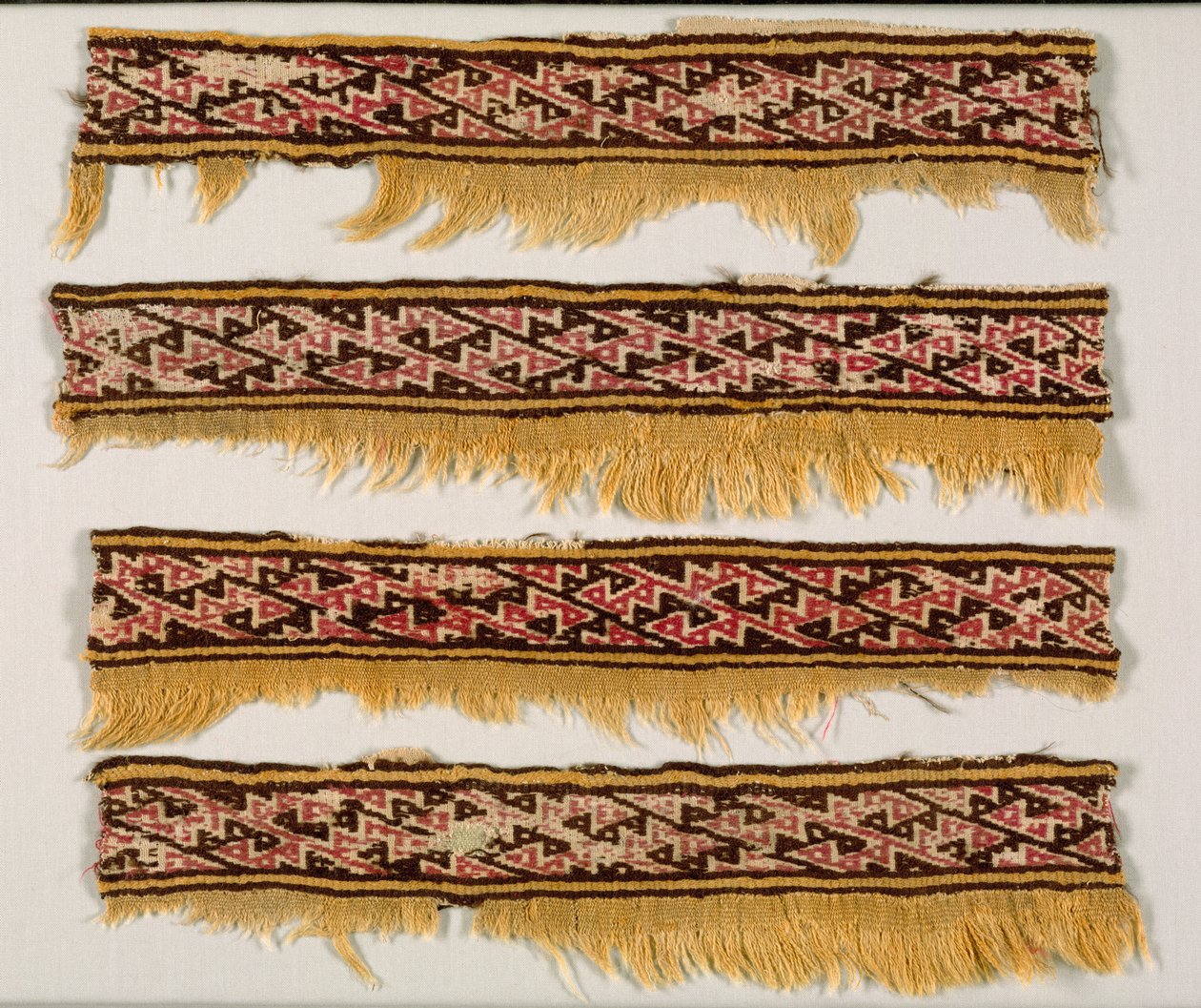 Fyra kantremsor, ca. 1100-1400. av Unbekannt