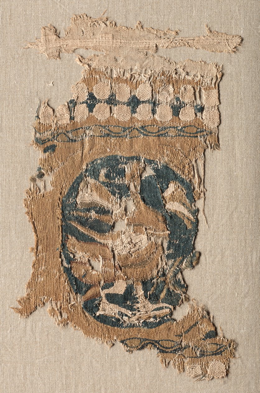 Fragment från ett hängande med runddel och kant, 800-900-tal. av Unbekannt